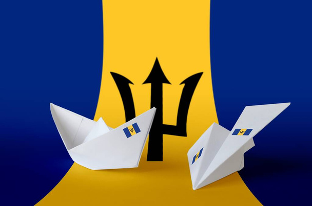 Barbados vlag afgebeeld op papier origami vliegtuig en boot. Oosterse handgemaakte kunst concept - Foto, afbeelding