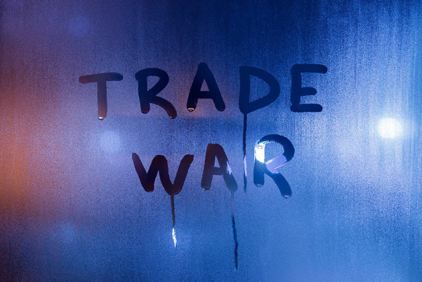 a frase guerra comercial escrito à mão no clássico azul noite molhado janela de vidro
 - Foto, Imagem