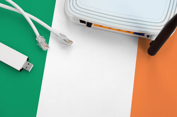 Bandiera Irlanda raffigurata sul tavolo con cavo internet rj45, adattatore wireless USB wi-fi e router. Concetto di connessione Internet
 - Foto, immagini