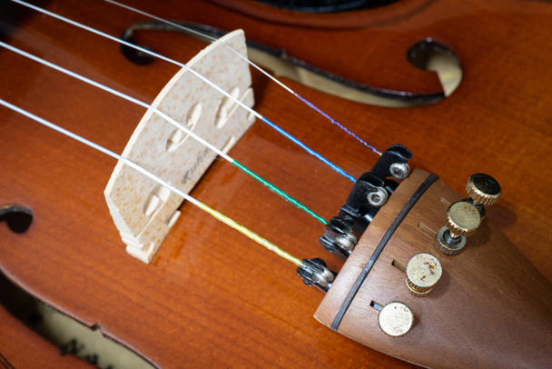 крупним планом дерев'яна скрипка
 - Фото, зображення
