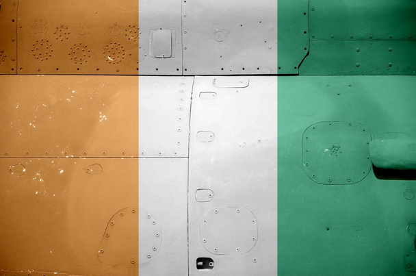 Drapeau de la Côte d'Ivoire représenté de près sur le côté d'un hélicoptère blindé militaire. Forces armées avions arrière-plan conceptuel
 - Photo, image