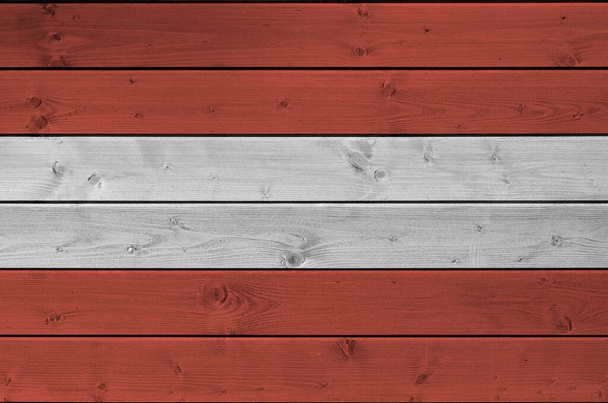 Österreich-Flagge in hellen Farbtönen an alter Holzwand in Großaufnahme. Texturiertes Banner auf rauem Hintergrund - Foto, Bild
