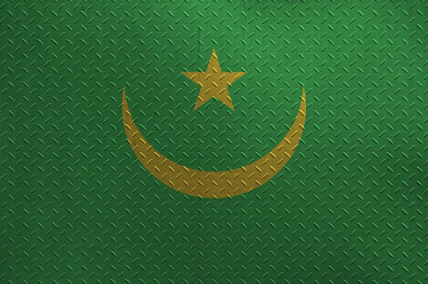 Флаг Мавритании изображен в красках на старой металлической пластине или стене крупным планом. Текстурированный баннер на грубом фоне
 - Фото, изображение