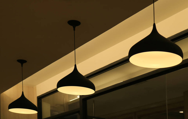 Tři stropní závěsné lampy osvětlují teplé světlo - Fotografie, Obrázek