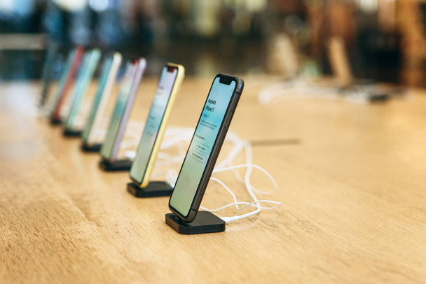 Turkki, Istanbul, joulukuu 17, 2019: Paljon uusimpia moderneja iPhonia 11 peräkkäin Apple Storessa
 - Valokuva, kuva