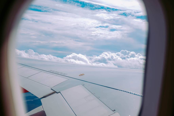 Прекрасный вид на облака, захваченные из окна самолета
 - Фото, изображение