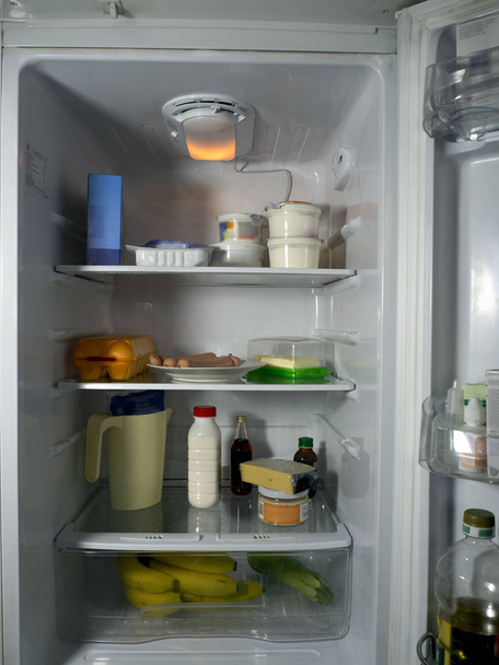 Le réfrigérateur est rempli de produits laitiers et de viande, de fruits et légumes
 - Photo, image