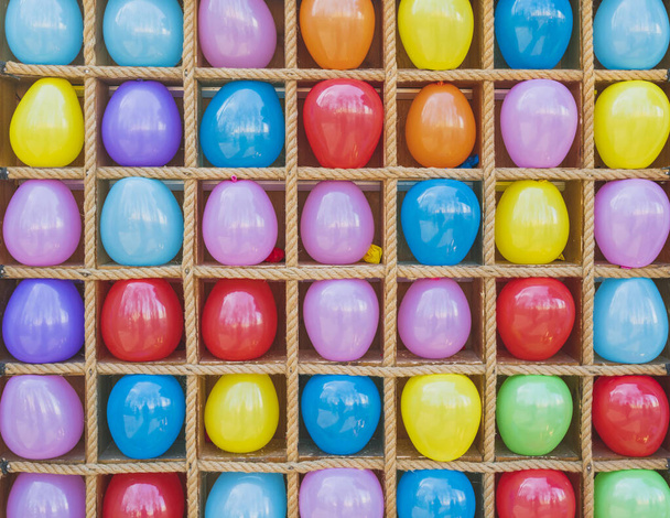 Antecedentes de globos reales multicolores en fila de cerca. Patrón de actividad de ocio y concepto de felicidad
. - Foto, imagen