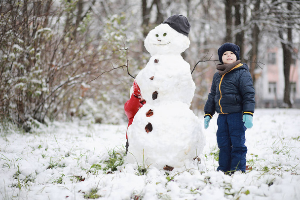 冬の公園遊びの子供たち - 写真・画像
