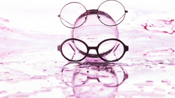 Herramientas para corrección de la visión. Gafas y lentes con dioptrías
 - Foto, imagen