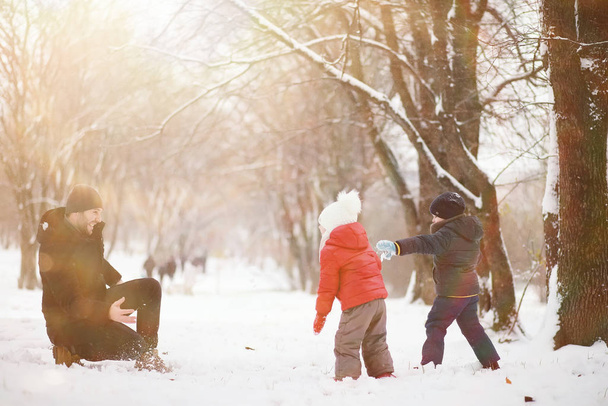 Dzieci w parku zimowym grać - Zdjęcie, obraz