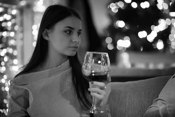 Девушка вечером в кафе
  - Фото, изображение