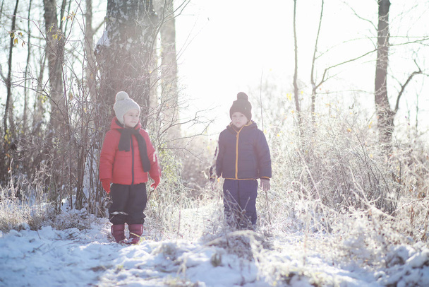 Niños en el parque de invierno jugar
 - Foto, Imagen