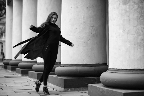 Menina em um casaco foto preto e branco
 - Foto, Imagem