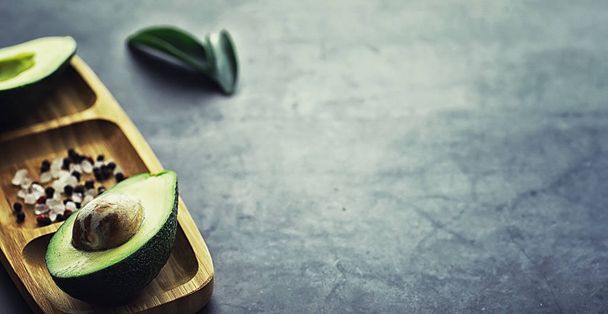 Recepty na vaření Avokáda. Zralé zelené avokádo na dřevěné řezání  - Fotografie, Obrázek