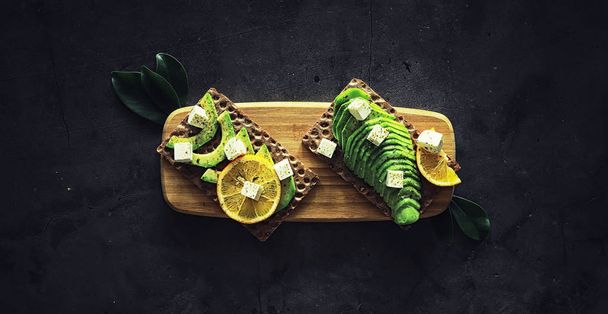 Αβοκάντο συνταγές μαγειρικής. Ωριμότητα πράσινο αβοκάντο σε μια ξύλινη κοπή  - Φωτογραφία, εικόνα
