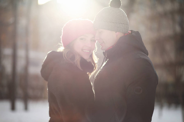 A fiatal pár átsétál a télen - Fotó, kép