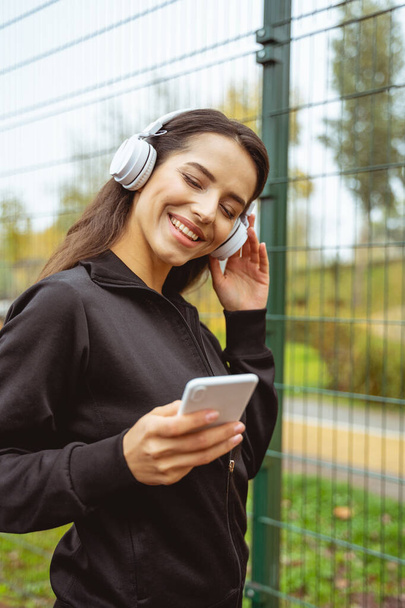 Pozitív örömteli női személy zenét hallgat - Fotó, kép