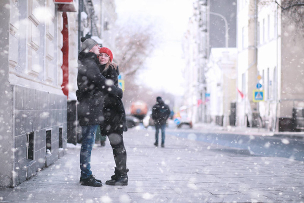 Mladý pár procházky přes zimu - Fotografie, Obrázek
