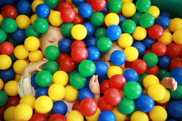 Un petit enfant joue avec des accessoires de jouets
 - Photo, image
