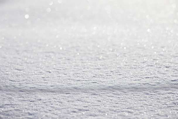 La texture de la neige. Pluies hivernales. Pistes sur une route enneigée
 - Photo, image