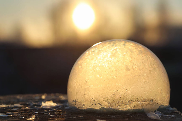 Seifenblasen gefrieren in der Kälte. Winter-Seifenwasser gefriert in t - Foto, Bild
