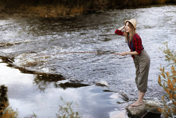 Κορίτσι φθινόπωρο με ένα καλάμι ψαρέματος - Φωτογραφία, εικόνα