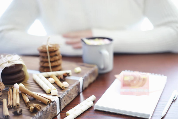 Winterfrühstück. eine Tasse heiße Schokolade mit Marshmallows und - Foto, Bild
