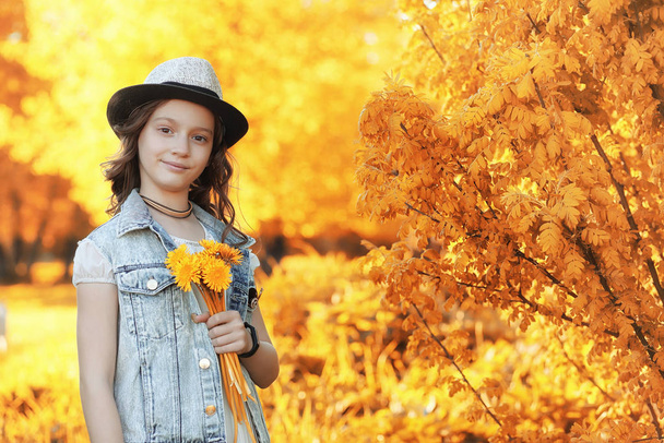 Kız sonbahar parkta yürüyüş. Sonbahar şehrin d kızla - Fotoğraf, Görsel