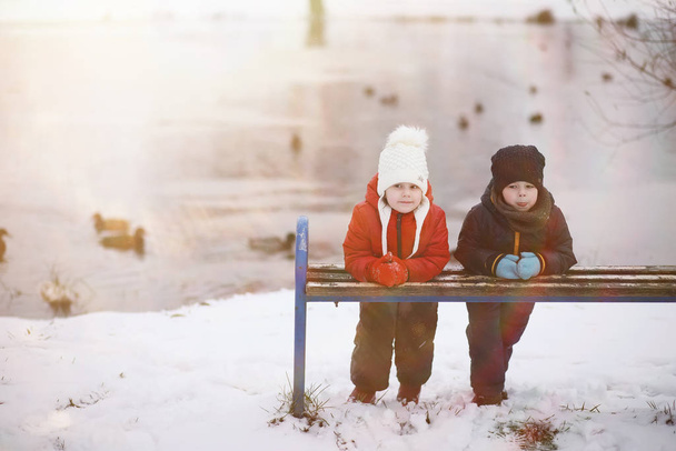 Dzieci w parku zimowym grać - Zdjęcie, obraz