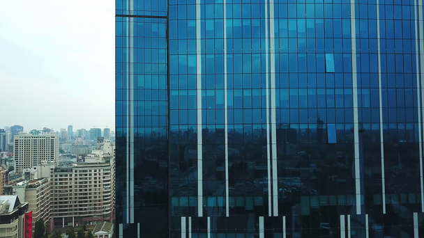 Légi felvétel egy felhőkarcolóról, Üzleti épület közel az Aerial-hoz, Repülés egy üveg felhőkarcoló közelében, lenyűgöző felhőkarcolók a dróntól - Felvétel, videó