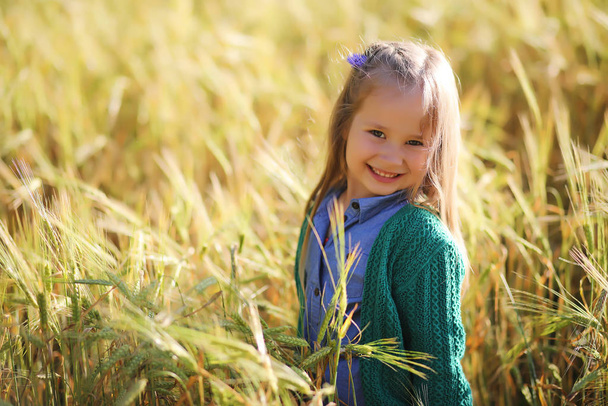 Молодая мать ходит по пшеничным полям
 - Фото, изображение