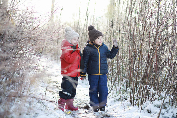 Gyermekek télen parkban játszanak - Fotó, kép