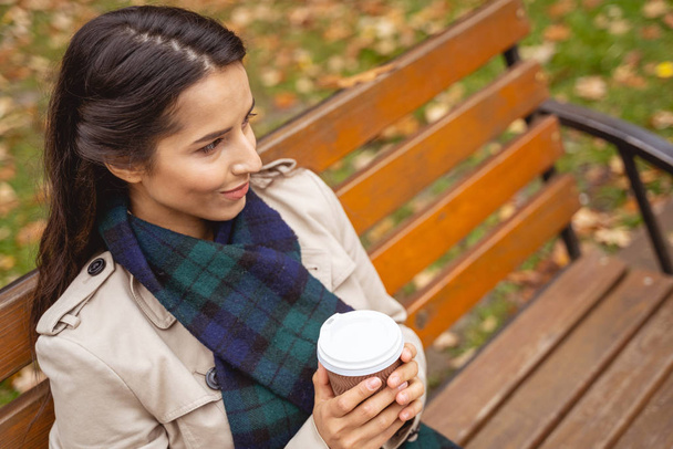 Close up of cute brunette that enjoying her coffee - Foto, Bild