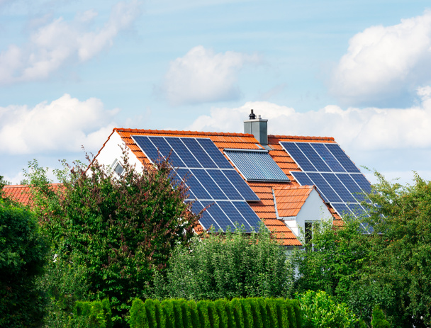 Modern ház napelemes és napelemes fűtési rendszerrel - Fotó, kép