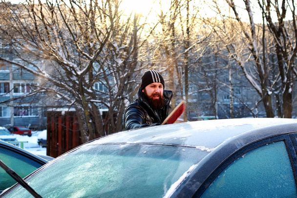 winter man brush car snow - Foto, imagen