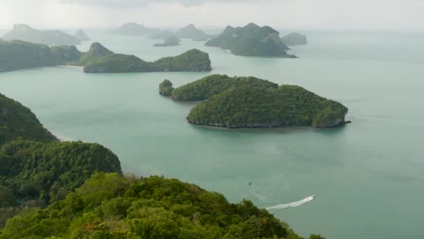Panoramiczny widok z lotu ptaka z lotu ptaka na wyspy w oceanie w Ang Thong National Marine Park w pobliżu turystycznego raju Samui tropikalny kurort. Archipelag w Zatoce Tajlandzkiej. Idylliczne naturalne tło - Materiał filmowy, wideo