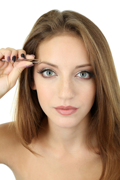 junge Frau zupft Augenbrauen isoliert auf weiß - Foto, Bild