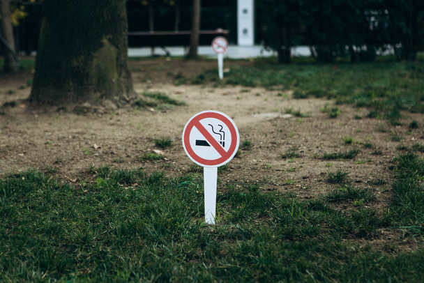 Panneau d'avertissement interdit de fumer dans le parc
 - Photo, image