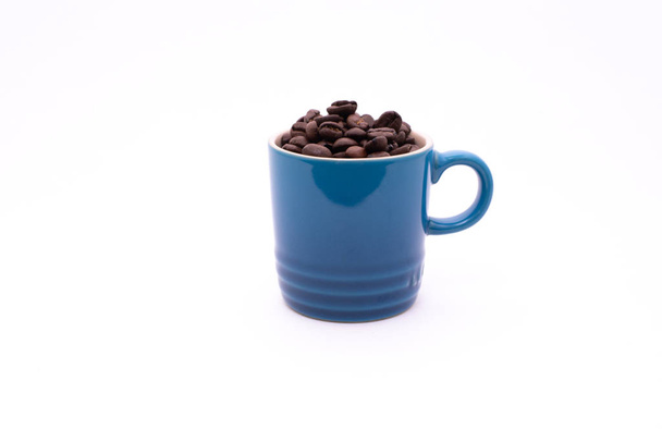 Kubek wypełniony ziarnem kawy - Zdjęcie, obraz