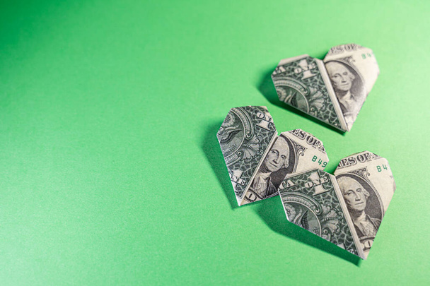 Jeden dolar origami srdce na zeleném pozadí - Fotografie, Obrázek