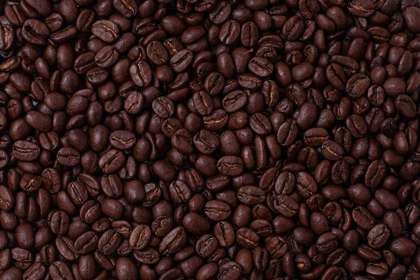 Купка кавових зерен на білому тлі
 - Фото, зображення