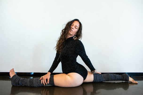 Mujer sana durante la clase de yoga fluida - Foto, Imagen