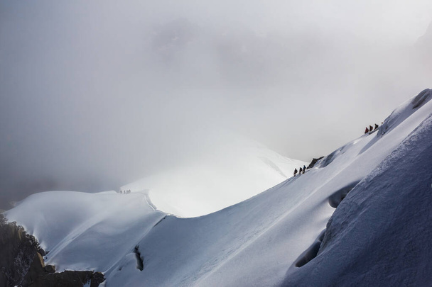Zdjęcie niektórych wspinaczy w Mont Blanc - Zdjęcie, obraz