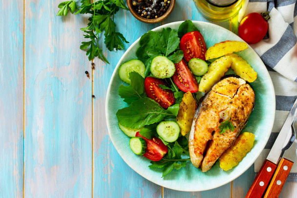 Nutrición dietética y saludable. Filete de salmón a la parrilla y po al horno
 - Foto, Imagen