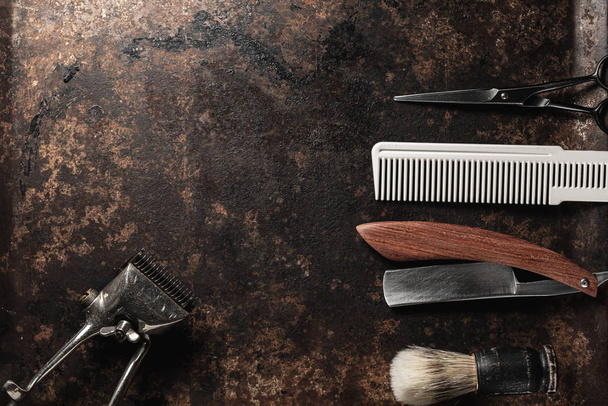 rocznik fryzjer narzędzia niebezpieczne nożyczki fryzjerskie brzytwa stary ręczny grzebień grzebień szczotka do golenia. - Zdjęcie, obraz