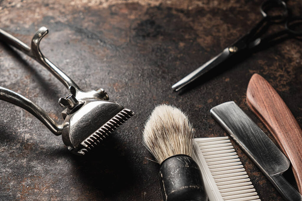вінтажні перукарські інструменти небезпечні перукарські ножиці для бритви старий ручний затискач гребінця гоління пензлик. старий іржавий метал
 - Фото, зображення