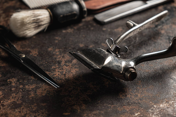 vintage holičské nástroje nebezpečné holicí strojky nůžky na vlasy starý ruční stříhání hřeben holení štětec. starý rezavý kov - Fotografie, Obrázek