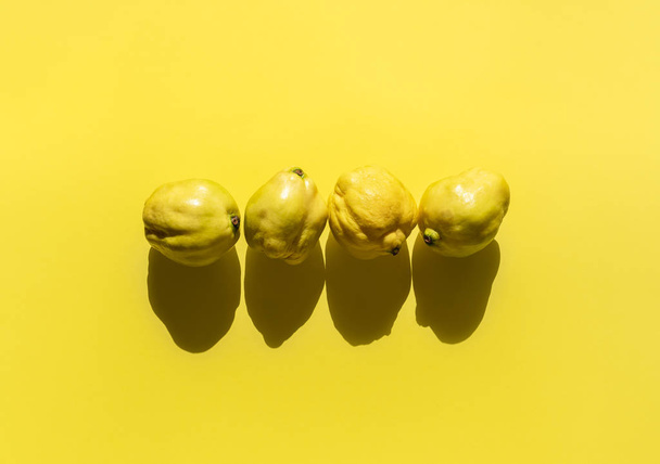 Coings frais fruits sur fond jaune. Quatre coings minimum
 - Photo, image