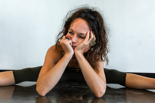 Mulher saudável durante a aula de ioga fluindo - Foto, Imagem